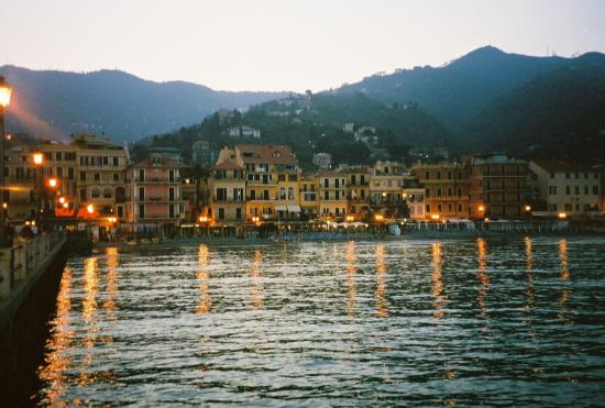 Nuovi turisti ad Alassio, commercianti e studenti a scuola di russo