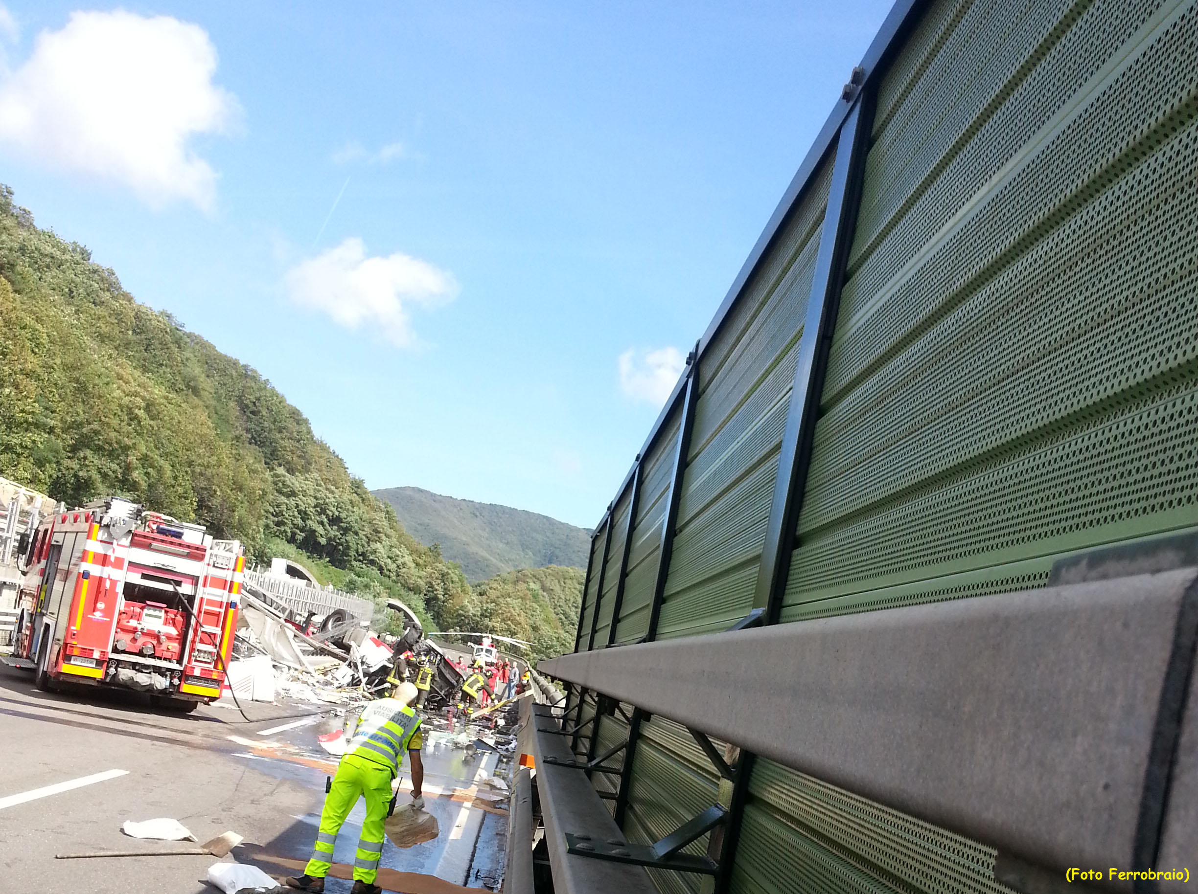 Tir si ribalta sulla A26, due morti e traffico in tilt su entrambe le direzioni