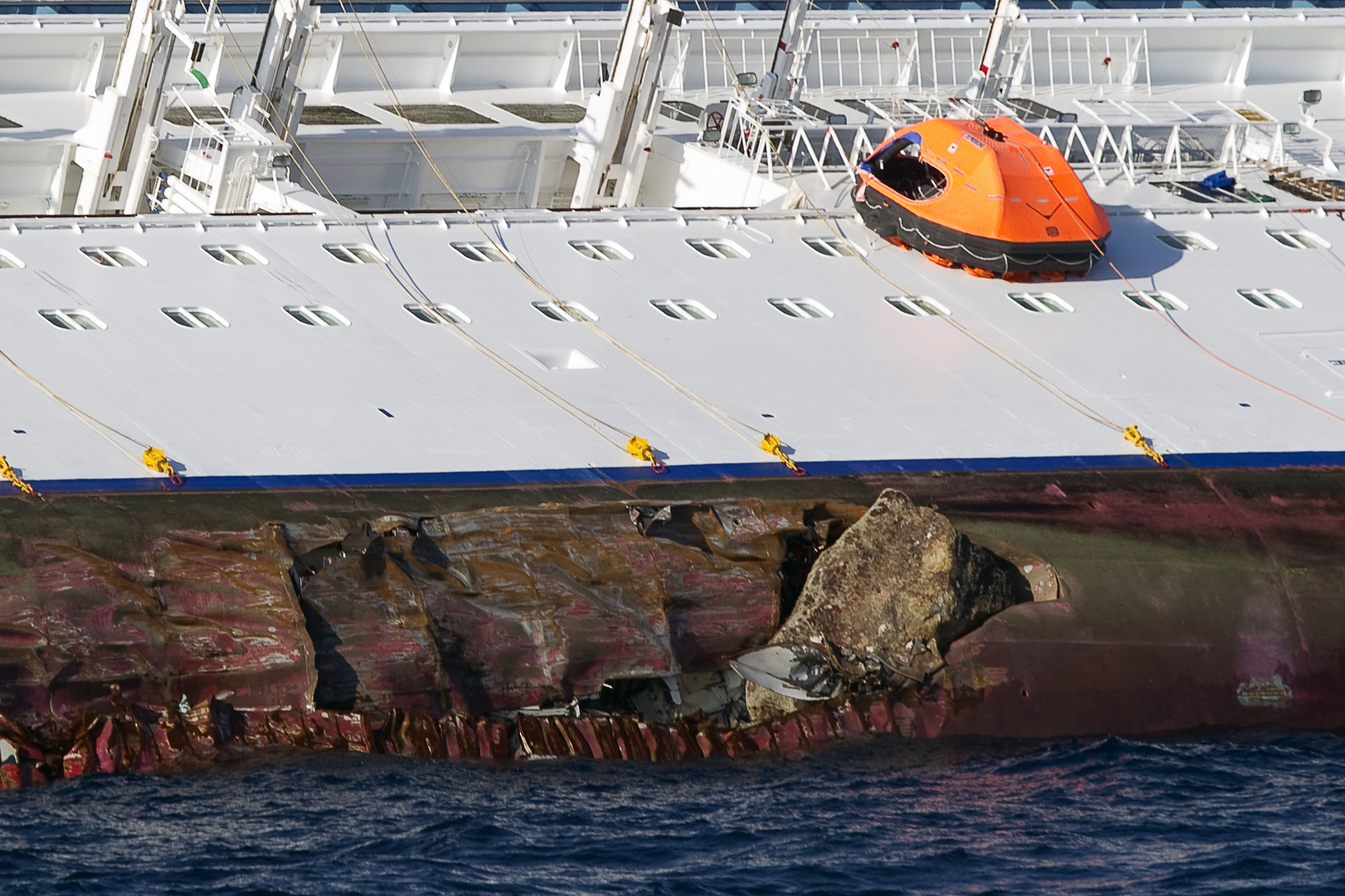 La Concordia riemerge dal mare al Giglio: relitto in piedi entro l'alba