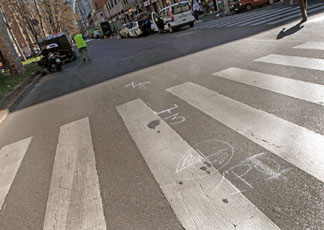 Accecata dal sole ottantenne travolge giovane sulle strisce 