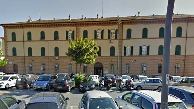 Detenuto lancia olio bollente contro gli agenti di polizia 