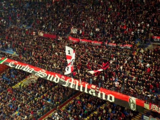 Milan-Samp: Curva Sud chiusa, ultrà rossoneri protestano fuori San Siro