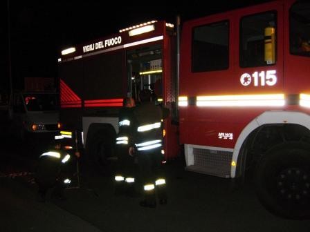 Brucia camion dei rifiuti, apprensione nella notte in via del Molo