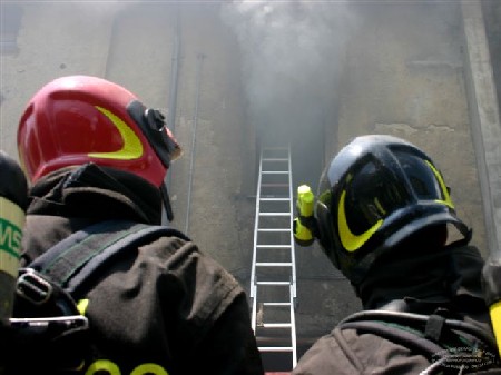 Incendio in un appartamentio di Marassi, nessun intossicato