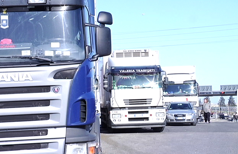 Carreggiata cede sotto peso di un tir, traffico in tilt a Rapallo