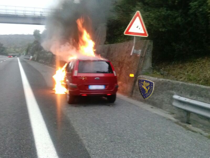 Fiamme e paura sull'A10 per 4 donne genovesi, nessun ferito 