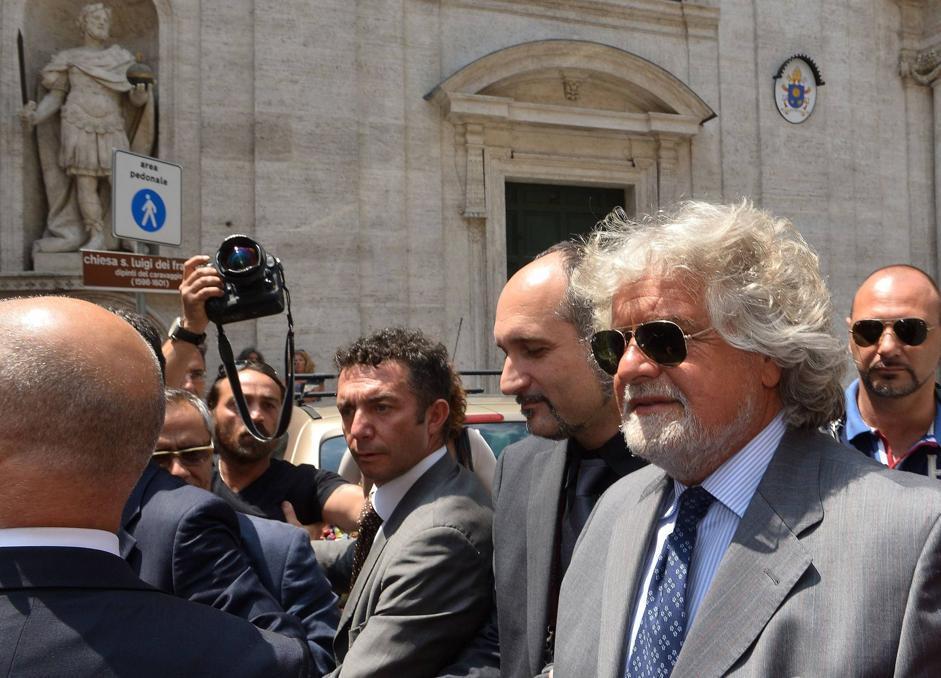 Blitz di Grillo in Senato, attacco a Napolitano: 