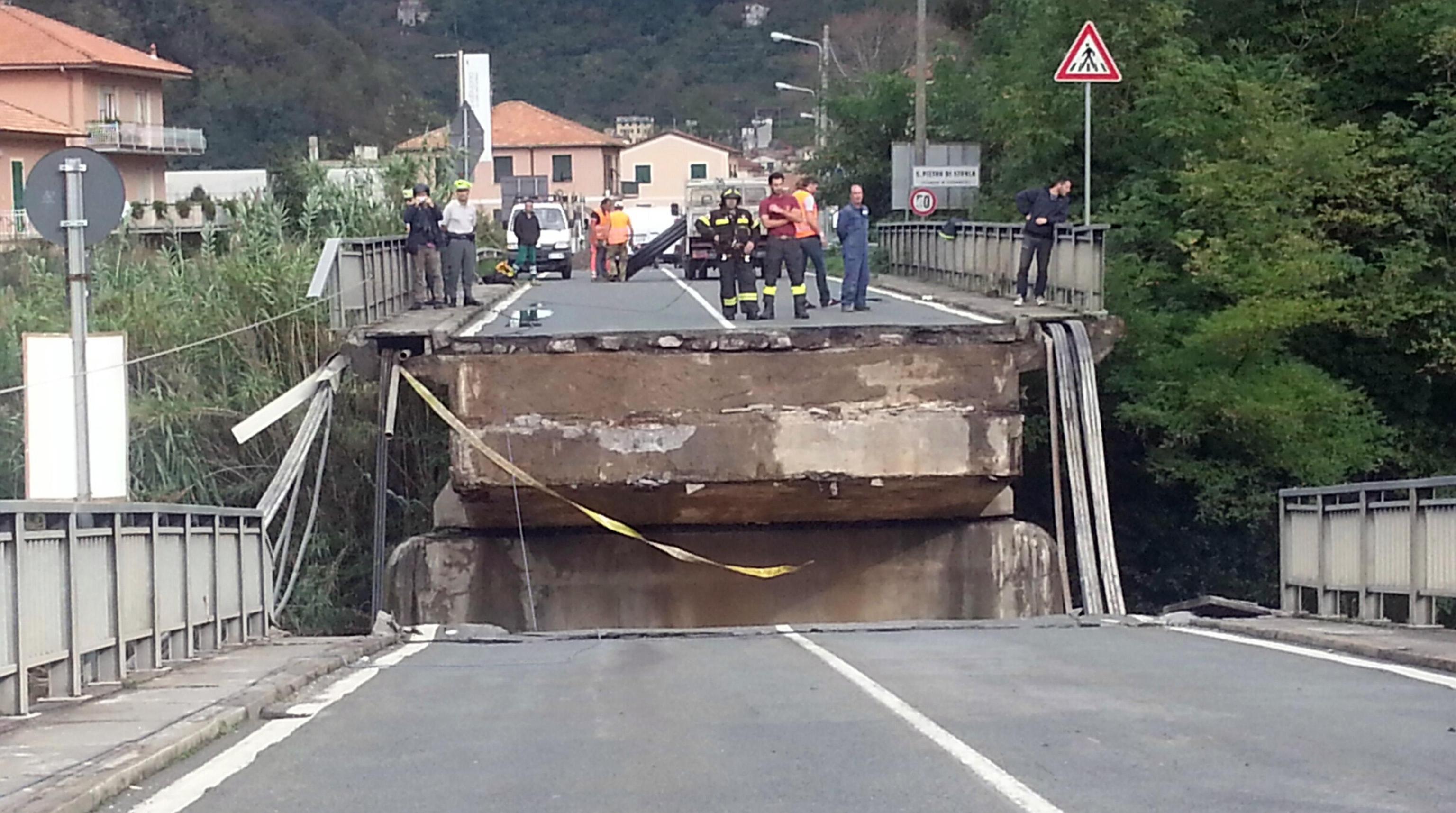 Crollo del ponte di Carasco, il pm cerca risposte dall'autopsia delle vittime