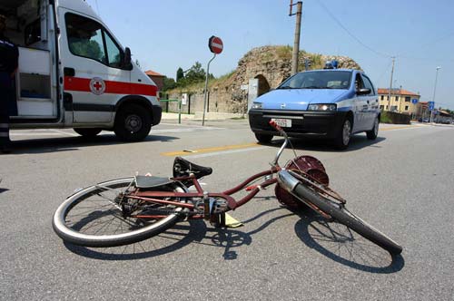 Auto contro bicicletta: grave il ciclista