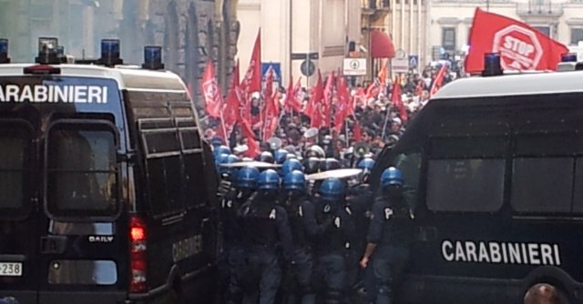 Casa, scontri in centro a Roma. Lupi: 