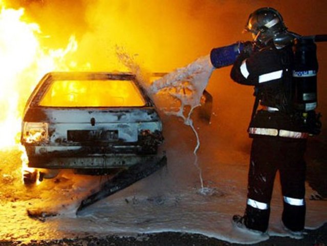 Auto e furgone a fuoco nella notte, entrambi dello stesso proprietario