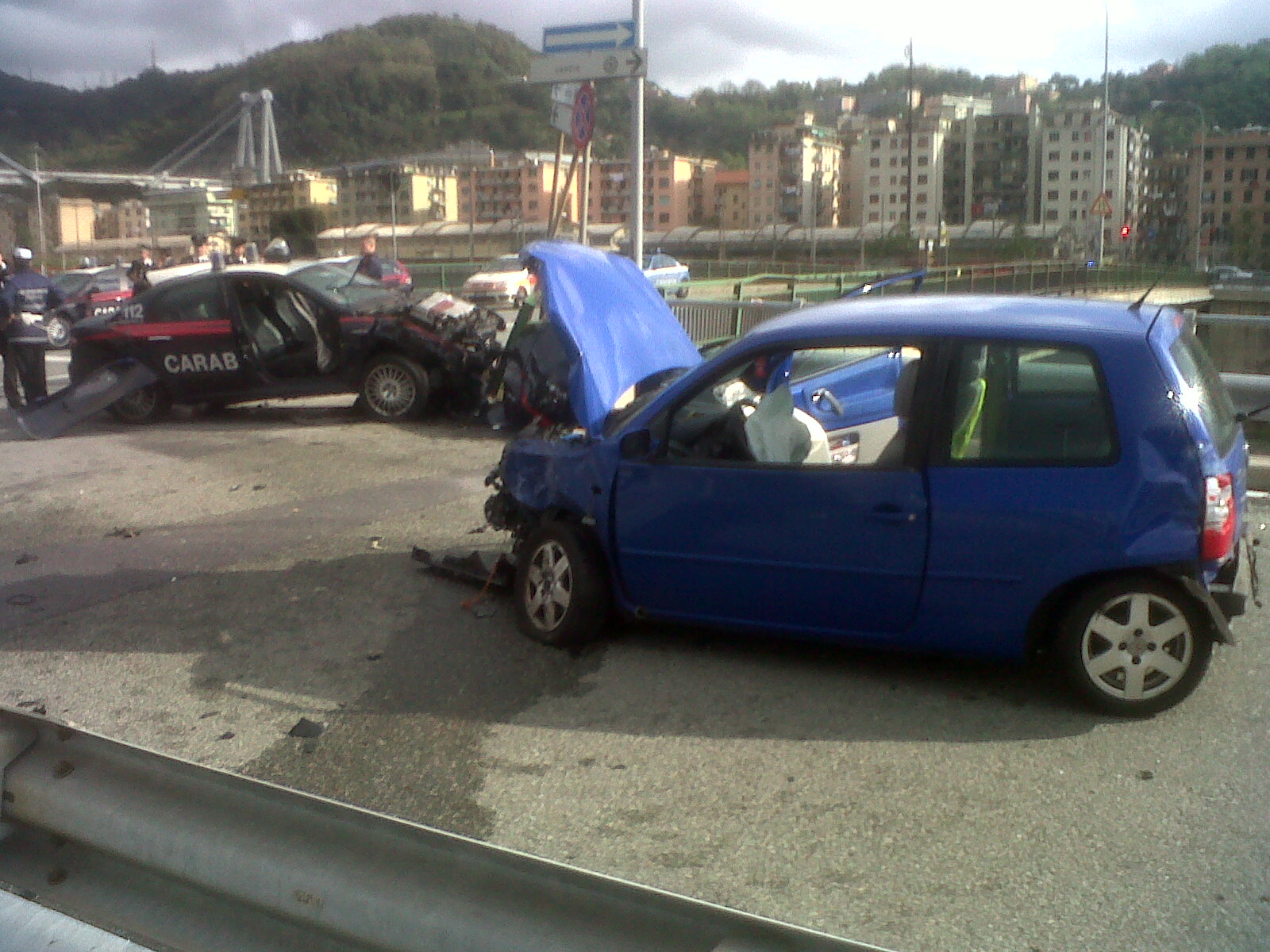 Scontro tra un'auto dei carabinieri e un'altra vettura: due feriti