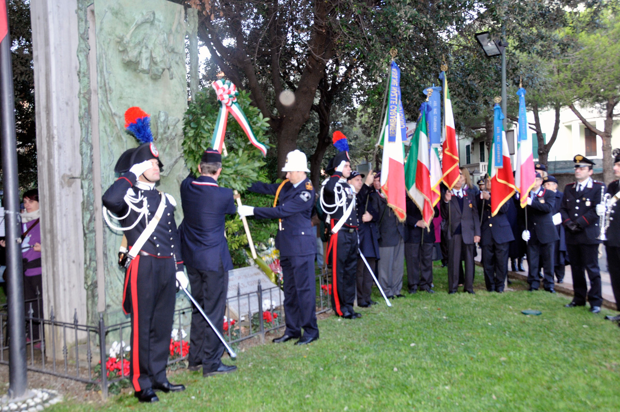 Finale Ligure ricorda Daniele Ghione e festeggia le Forze Armate