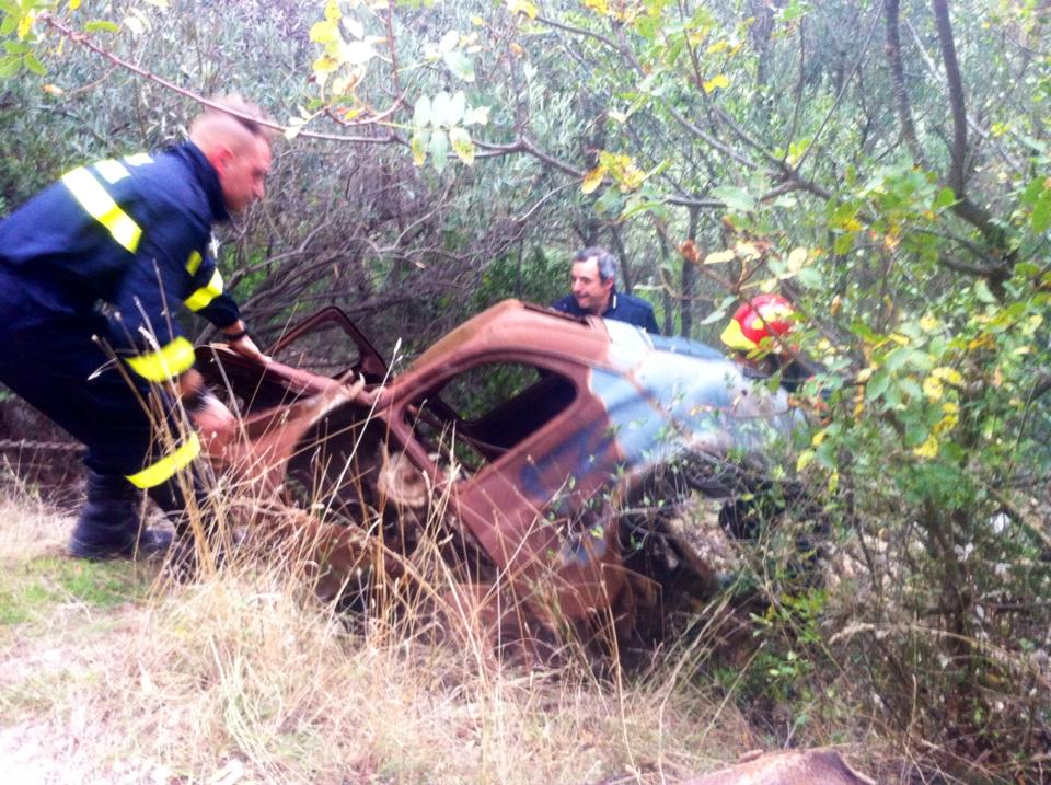 Albenga, via Julia Augusta: rimossa carcassa di auto