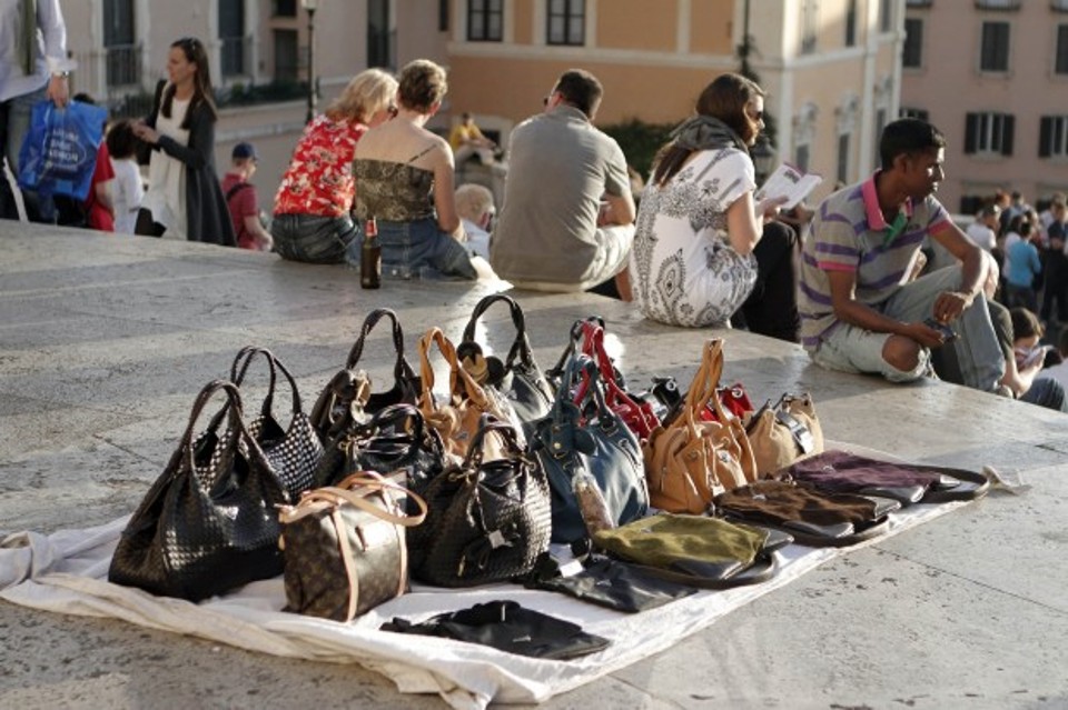 Abusivismo, i commercianti vanno in piazza per dire: 