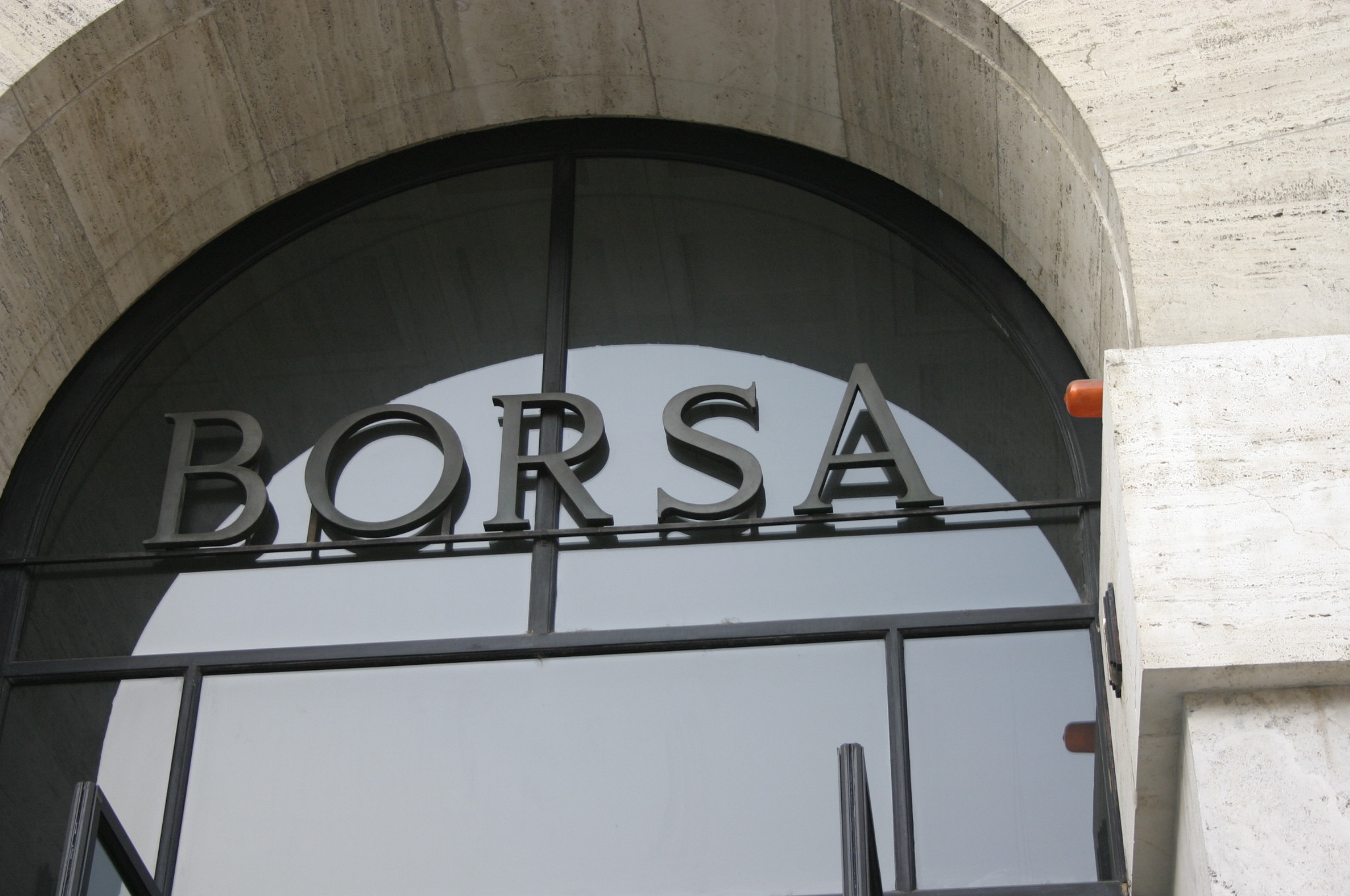 Borsa, Milano chiude in rialzo: +0,89%