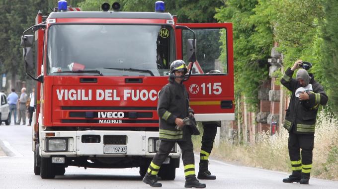 Incendio in una villetta a due piani, nessun ferito ma danni e paura 