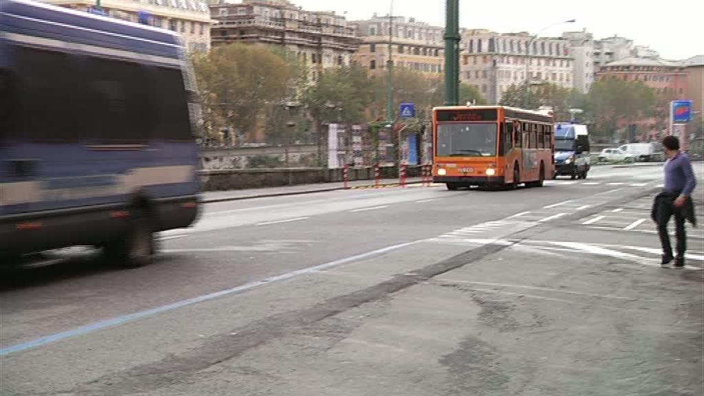 Stazionarie le condizioni del tifoso del Verona caduto dal bus