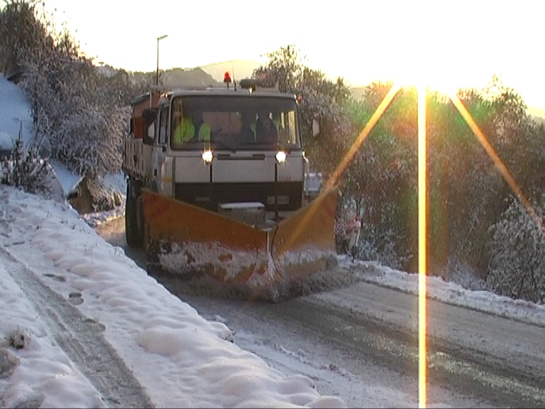 Prima neve in val Trebbia e Aveto: spazzaneve in azione