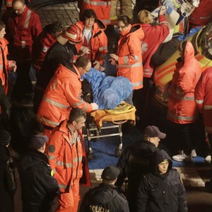 Crolla tetto di un centro commerciale, almeno 35 morti a Riga