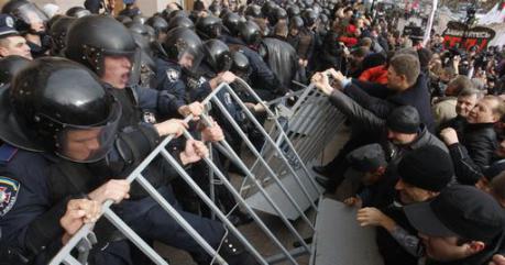 Scontri tra manifestanti pro-Ue e polizia in Ucraina, almeno 2 feriti