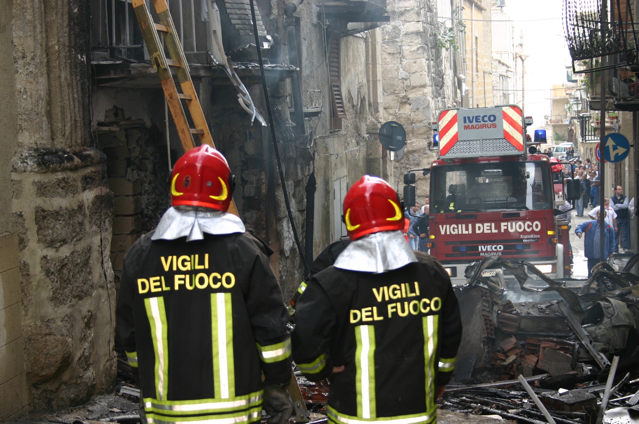 Sette morti in una fabbrica-dormitorio a Prato. Vigili del fuoco: 