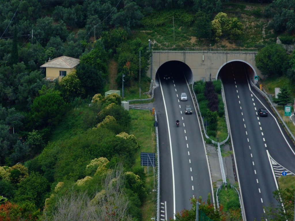 Mattinata di disagi sulle autostrade liguri: code in A7, A10 e A12