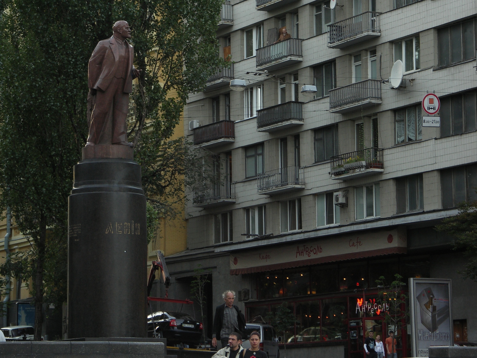 Kiev, dimostranti pro Ue abbattono statua di Lenin 