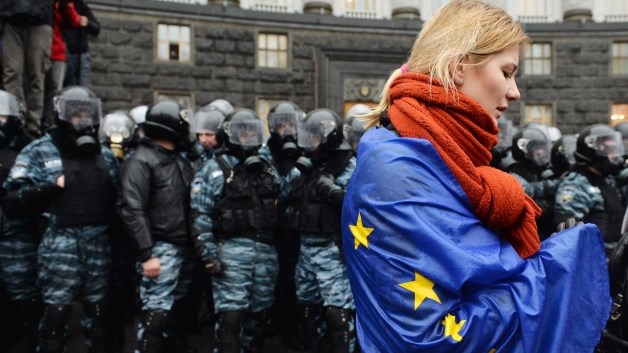 Kiev, polizia prova a sfondare barricate con le ruspe, ma i pro-UE resistono