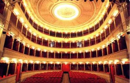 Il Teatro Archivolto porta in piazza le sue scenografie per scongiurare la chiusura