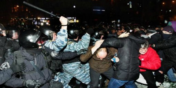 Ucraina, polizia entra in piazza Maidan a Kiev: diversi feriti tra i manifestanti