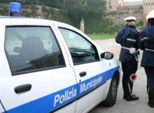 Per evitare la multa investe i vigili urbani: arrestata