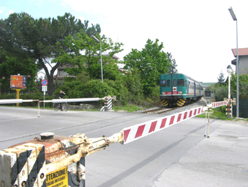 Autobotte ferma su un passaggio a livello, treno riesce a frenare: tragedia sfiorata