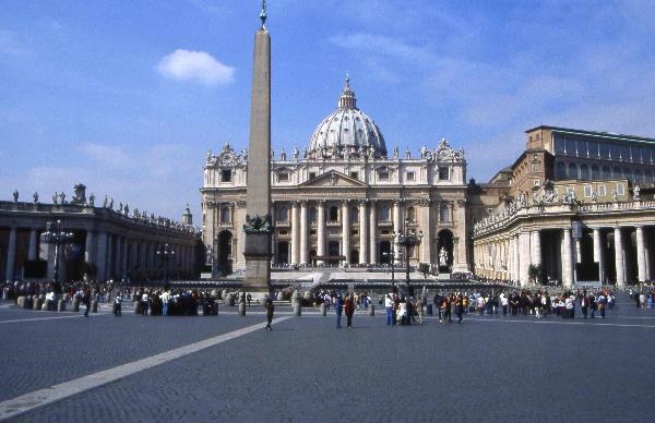 Uomo si dà fuoco in piazza San Pietro: è gravissimo in ospedale