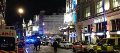 Crolla la balconata del teatro Apollo, decine di persone tra le macerie