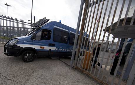 Protesta choc al Cie di Roma: quattro immigrati si cuciono bocca 