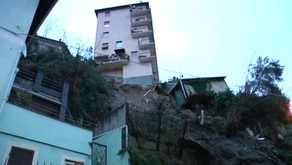 Frana vicino a palazzine a San Cipriano, evacuate 19 famiglie