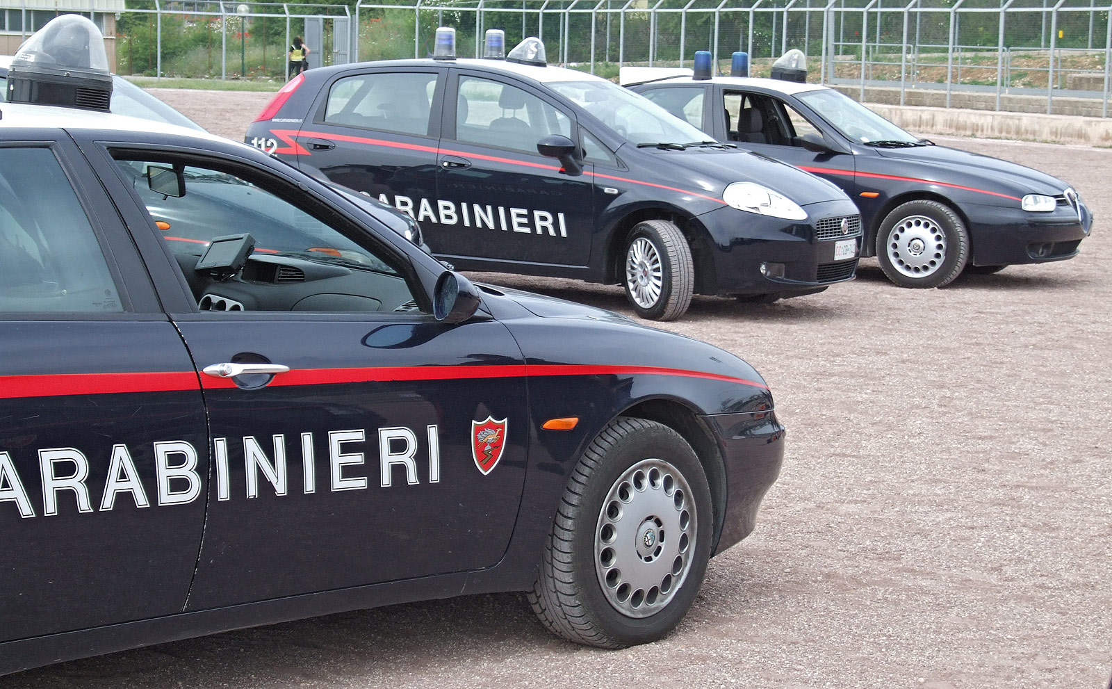 Guida contromano e sbatte contro auto carabinieri: scatta la denuncia 