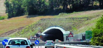 Scontro frontale al casello di Genova Est: due feriti gravi