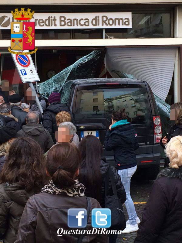 Roma, 92enne alla guida di un SUV sfonda vetrina di una banca: un morto e quattro feriti