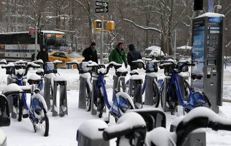 New York sommersa da una super tempesta di neve: ci sono già 9 morti