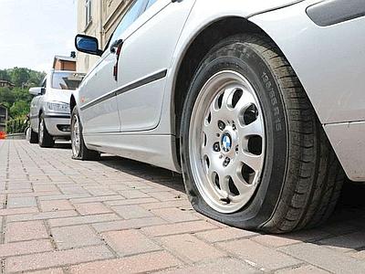 Aveva bucato le gomme di 30 auto, denunciato un 76enne