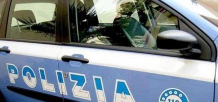 Sale sul tetto della macchina della polizia e si filma: arrestato 19enne