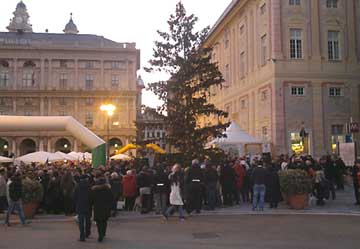 L'albero di Natale di piazza de Ferrari...resterà vivo nel verde del capoluogo