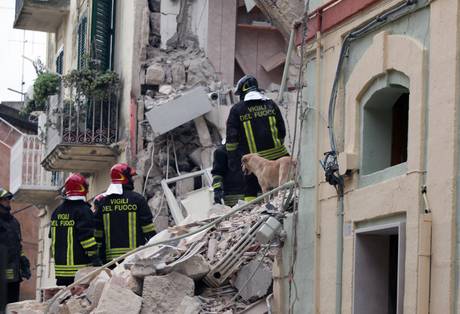 Crolla palazzina in centro Matera: una ragazza e' stata trovata una ragazza sotto le macerie