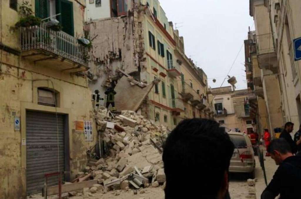 Crolla palazzina di tre piani a Matera, si cercano due dispersi sotto le macerie