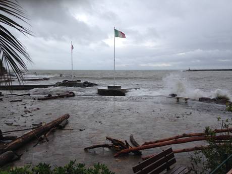 Maltempo, il legname in spiaggia utilizzabile dai privati