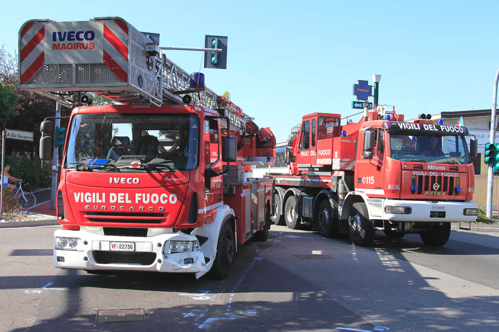 Vigili del Fuoco impegnati a rimuovere una frana sull' 