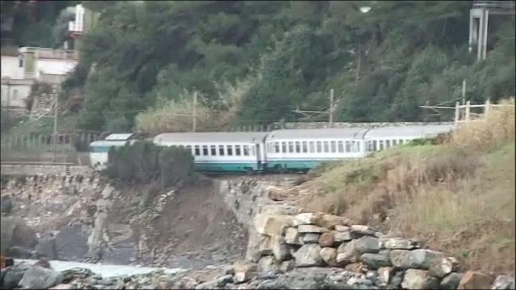 Treno deragliato, chiuso il vertice a Roma: almeno 2 mesi per liberare la linea