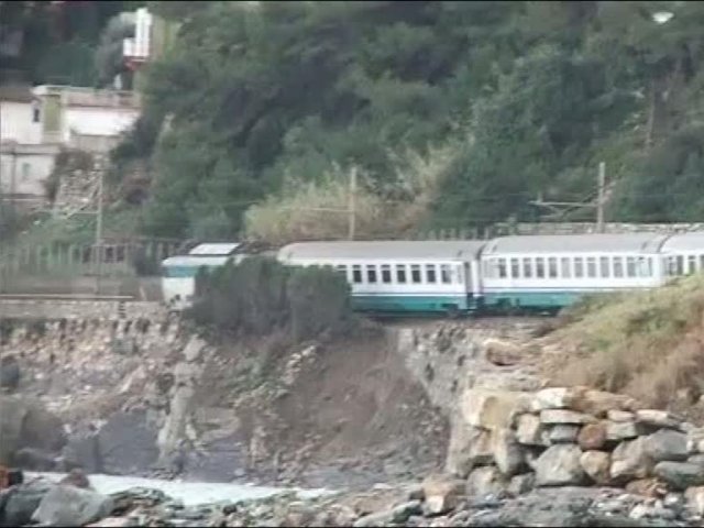 Treno deragliato, la Procura dispone perizia geologica su frana 